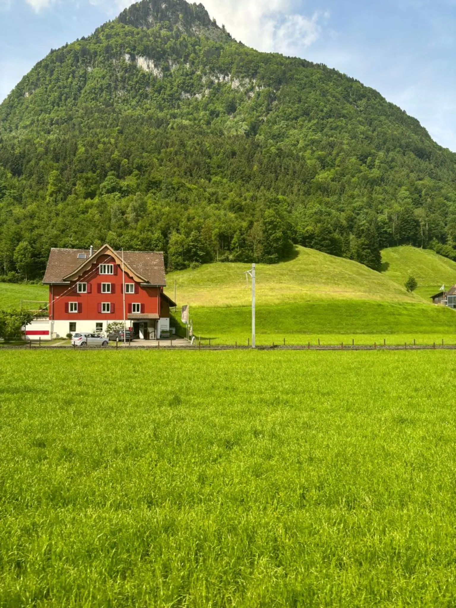 Ett rött hus på landet