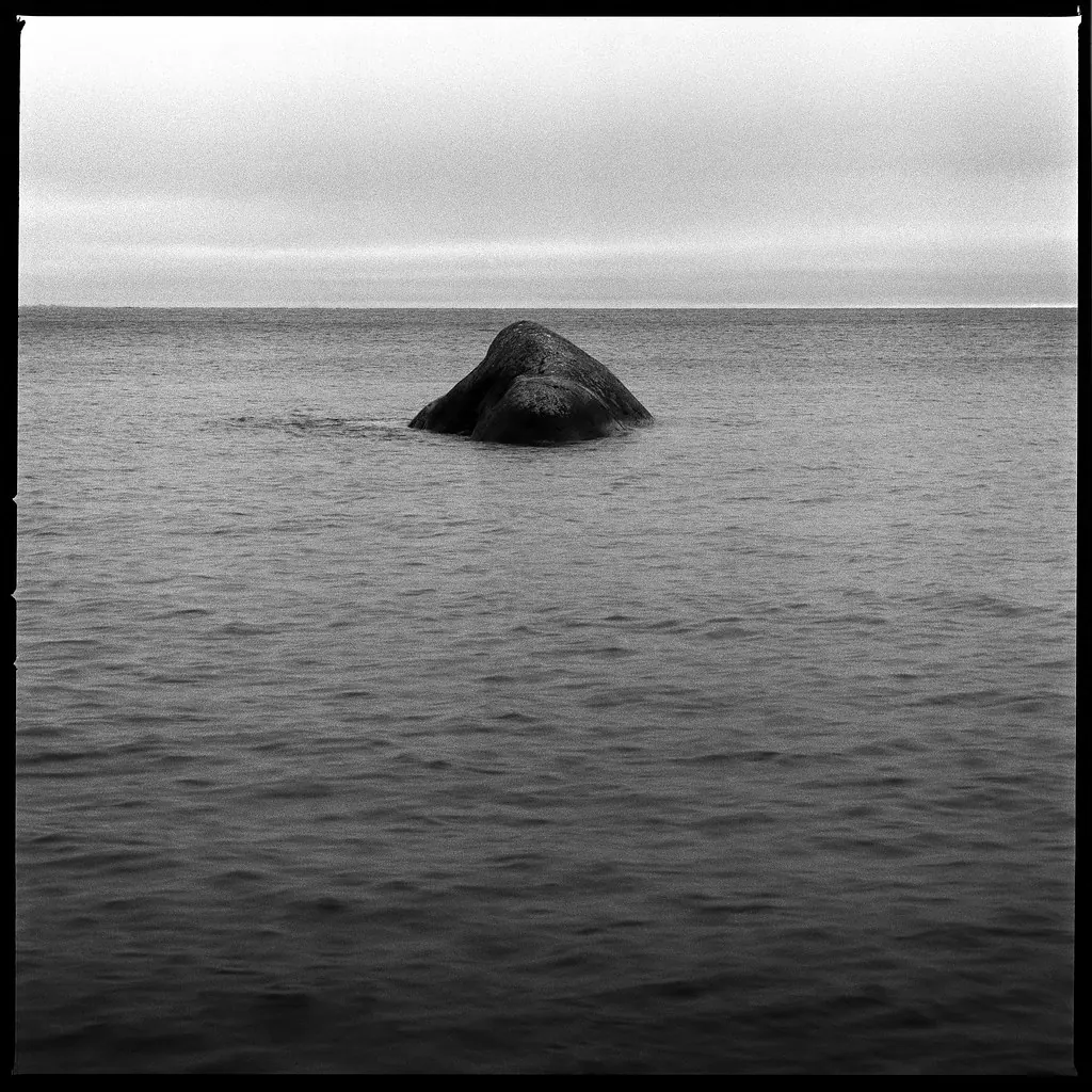 Skärgård med klippor och vatten